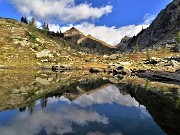 49 Nel Lago della paura si specchia anche il lontano Monte Corte